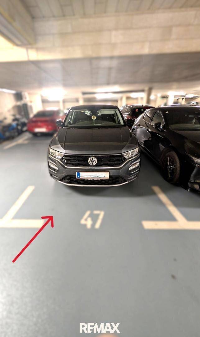 Tiefgaragenstellplatz Nummer 47 mit einem geparkten Fahrzeug.