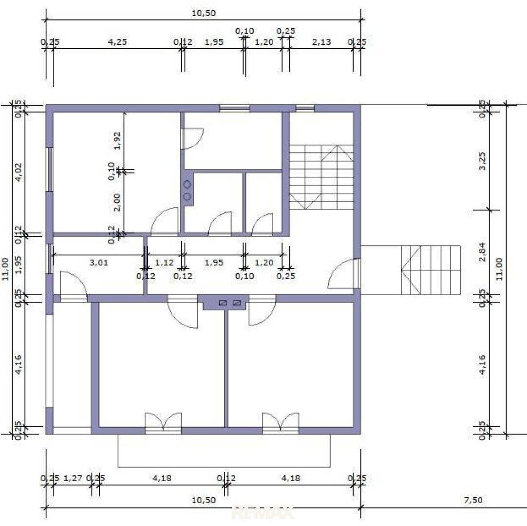 Grundriss des Obergeschosses mit Zimmern und Zugang zum Treppenhaus, das die Ebenen verbindet.