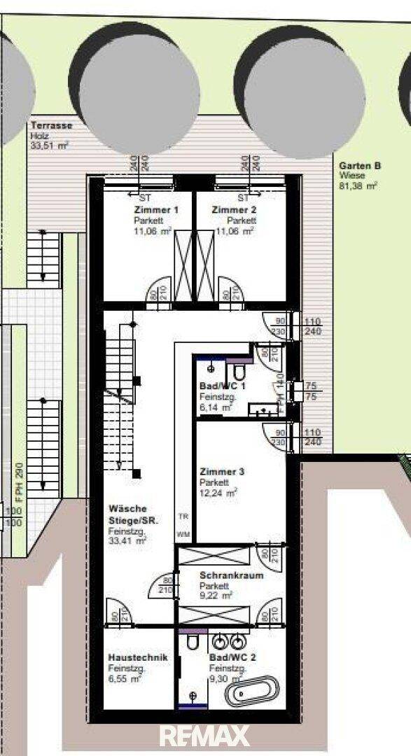 Grundriss mit drei Schlafzimmern, zwei Bädern, einem Schrankraum und Zugang zu Terrasse und Garten.