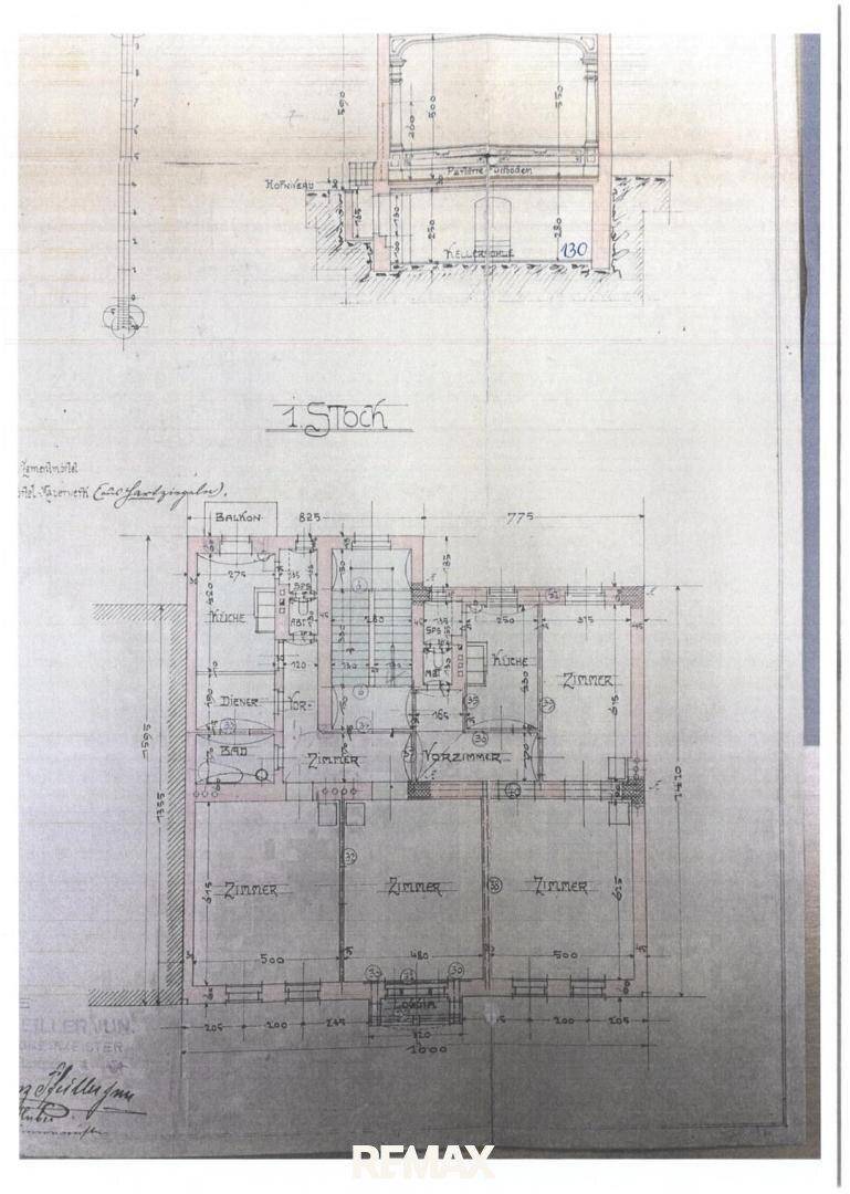 Handgezeichneter Grundriss des ersten Stocks mit mehreren Zimmern, Küche, Bad und einem Balkon.