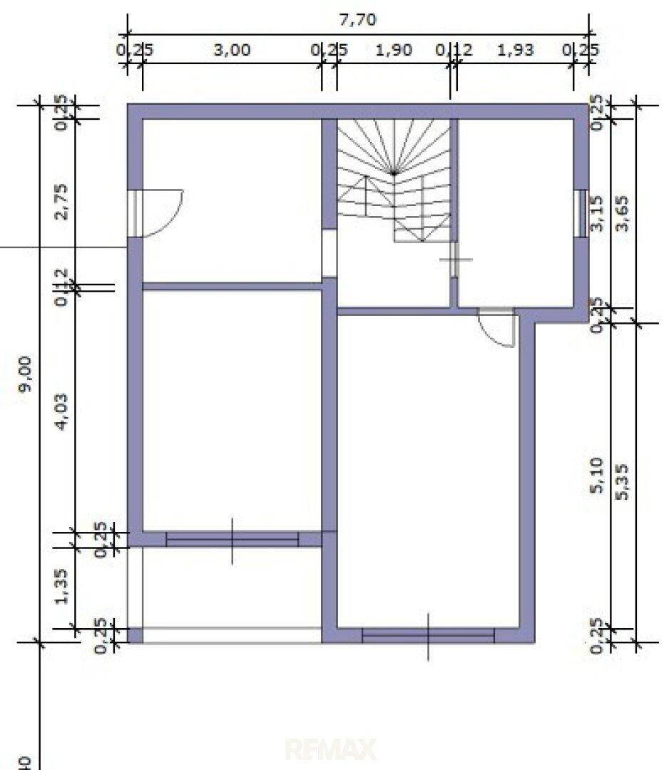 Grundriss eines Stockwerks mit Treppenhaus und einer klaren Raumaufteilung.