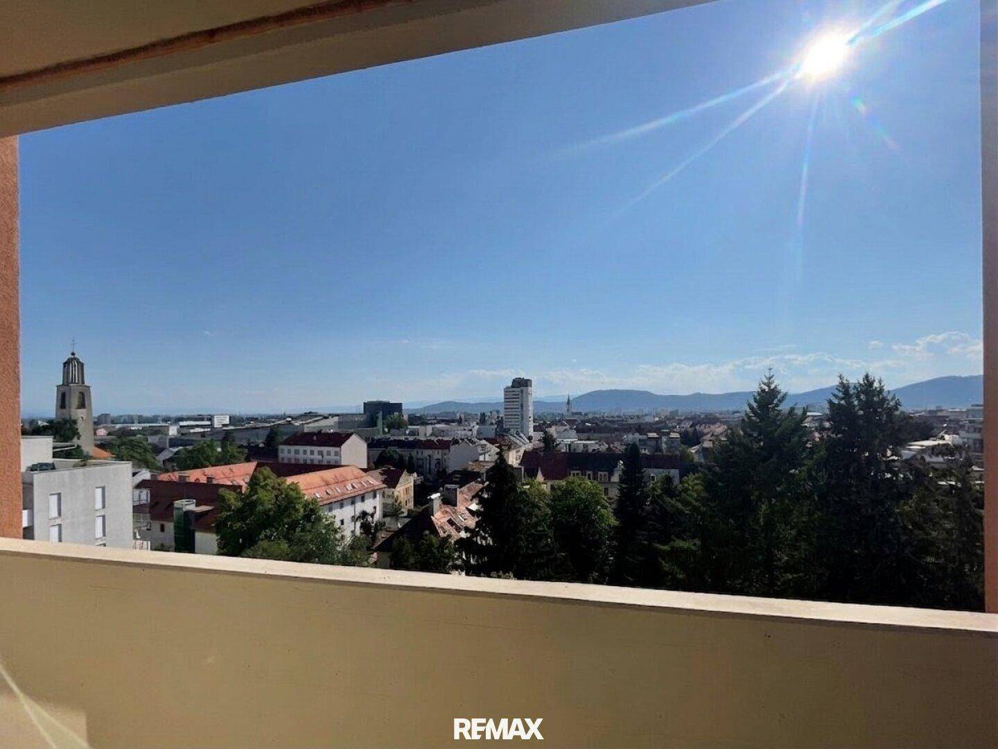 Weitläufiger Balkon mit Panoramablick über die Stadt und die umliegende Landschaft.
