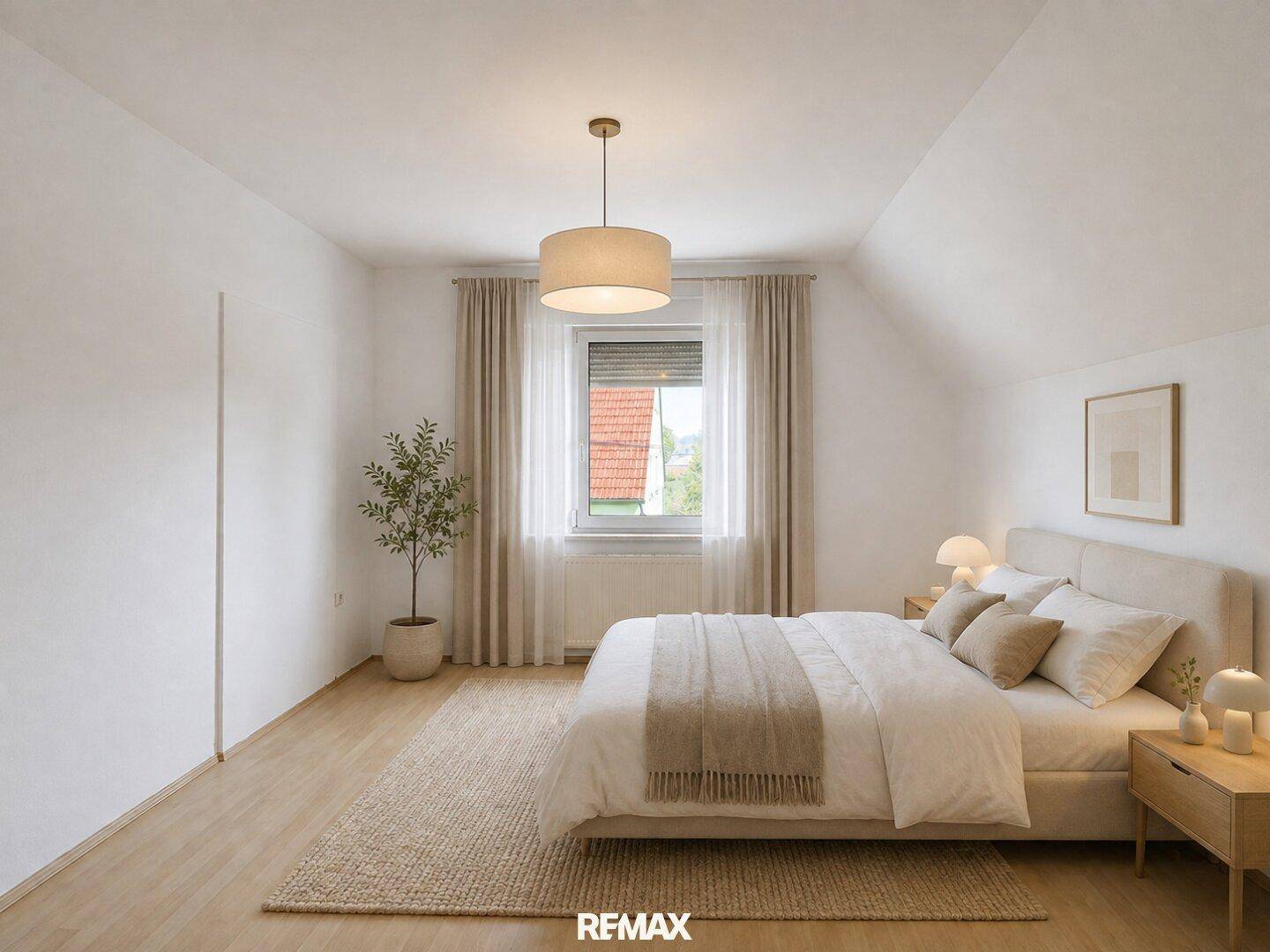 Helles Schlafzimmer mit Doppelbett, Laminatboden und modernem Dekor.