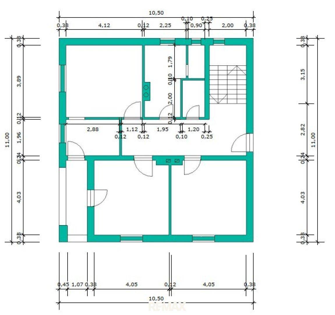 Technischer Grundriss mit Raumaufteilung, Treppenhaus und detaillierten Maßangaben.