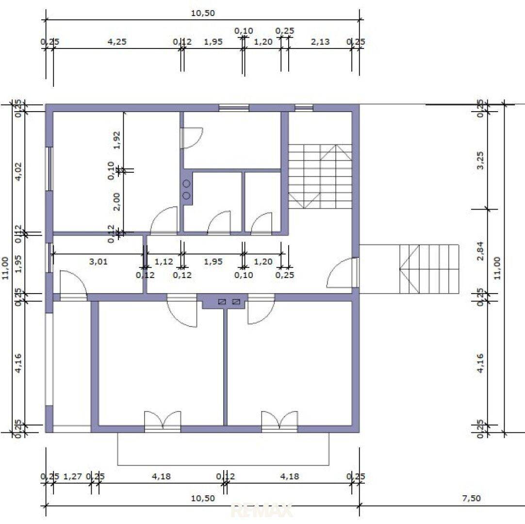 Detaillierter Grundriss mit Raumgliederung, Treppenhaus und präzisen Bemaßungen.