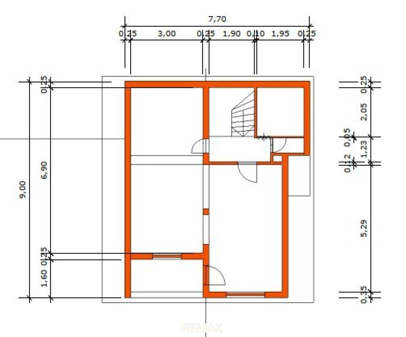 Detaillierter Grundriss mit Raumgliederung, Treppenhaus und präzisen Bemaßungen.