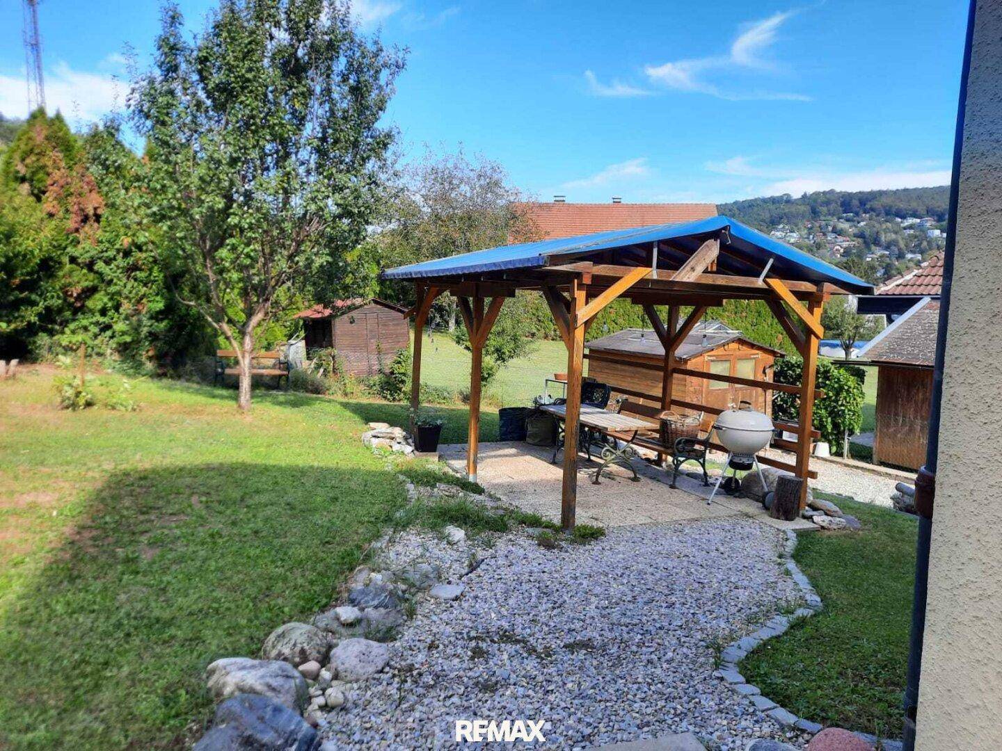 Garten mit Pavillon