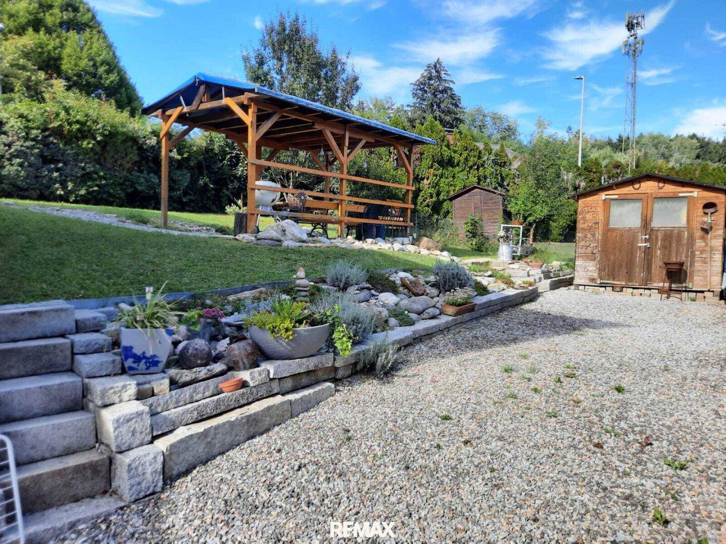 Garten mit Gartenhütte