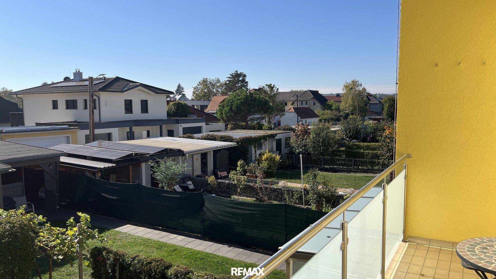 Balkon mit Blick auf die Nachbarschaft und die umliegenden Gärten.