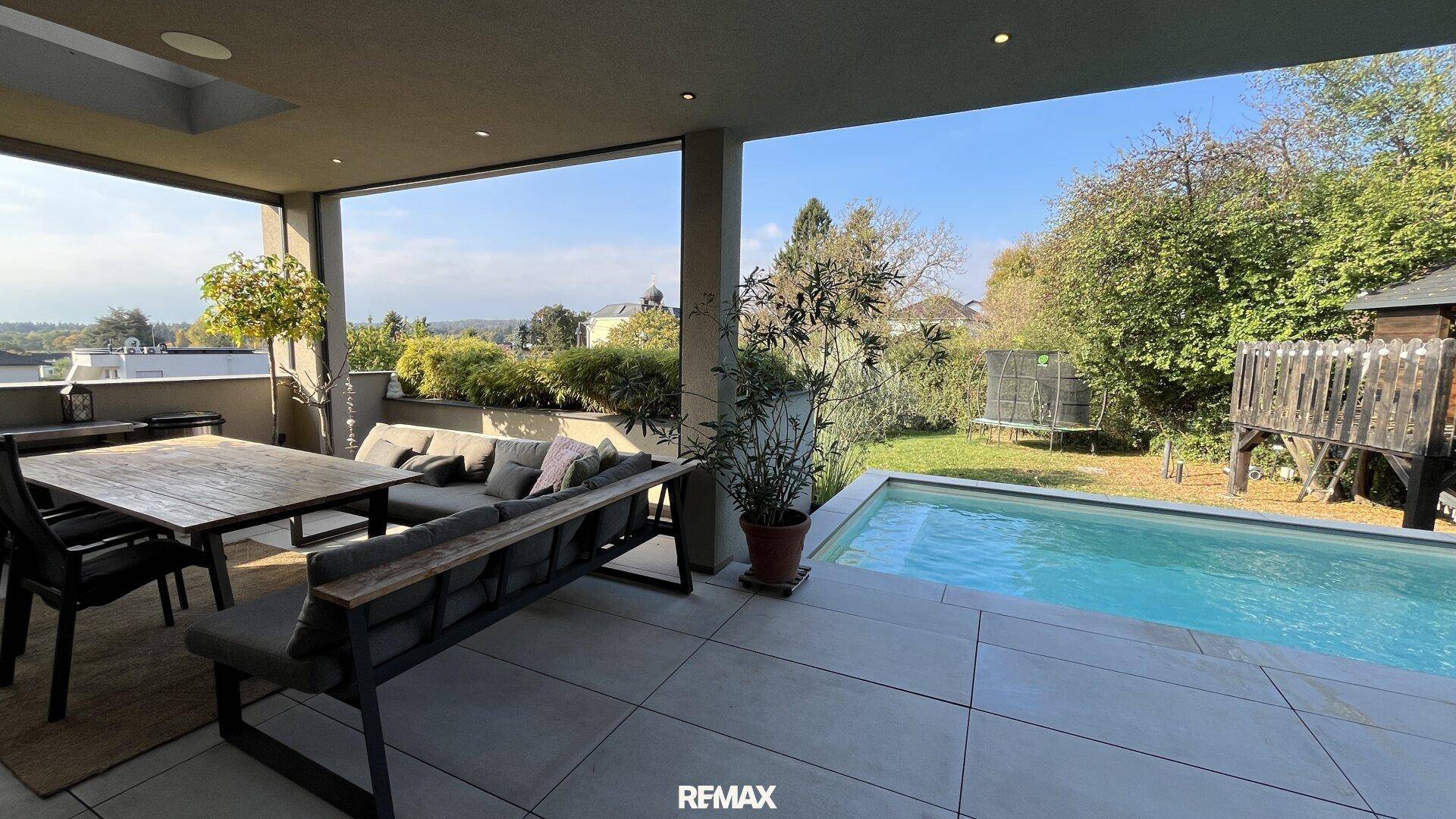 Terrasse mit Ausblick und Pool