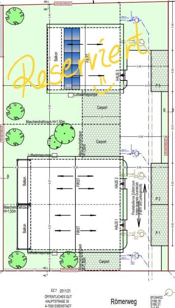 Übersichtsplan einer Wohnsiedlung mit mehreren Häusern, Balkonen, Carports und großzügigen Grünflächen.