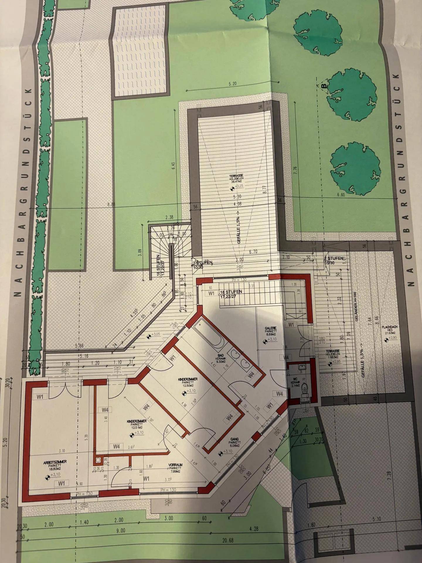 Detaillierter Grundriss des Erdgeschosses mit Garten, Terrasse und verschiedenen Wohnbereichen.