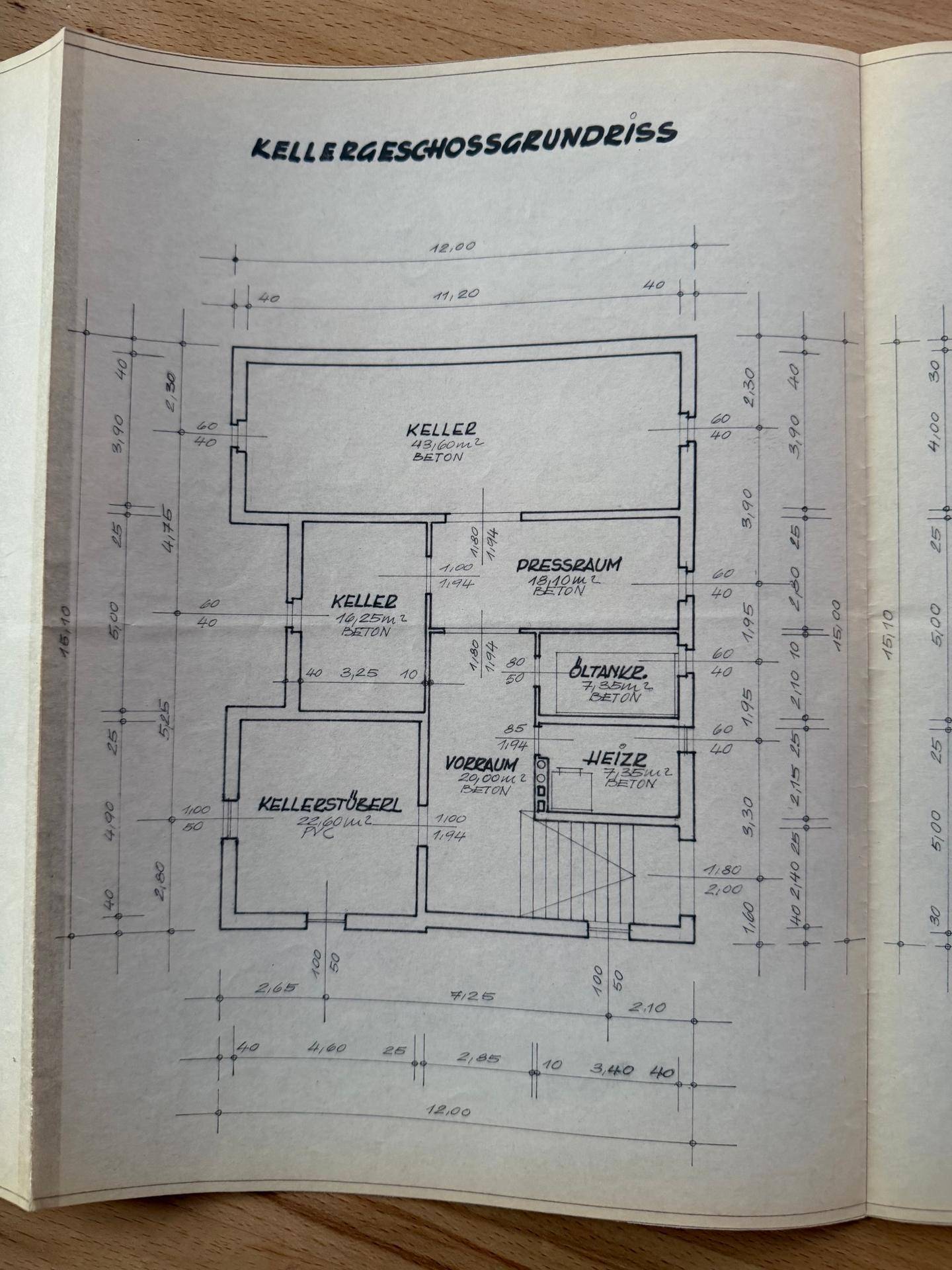 Grundriss des Kellergeschosses mit mehreren Kellerräumen, einem Heizraum und einem Öltankraum.