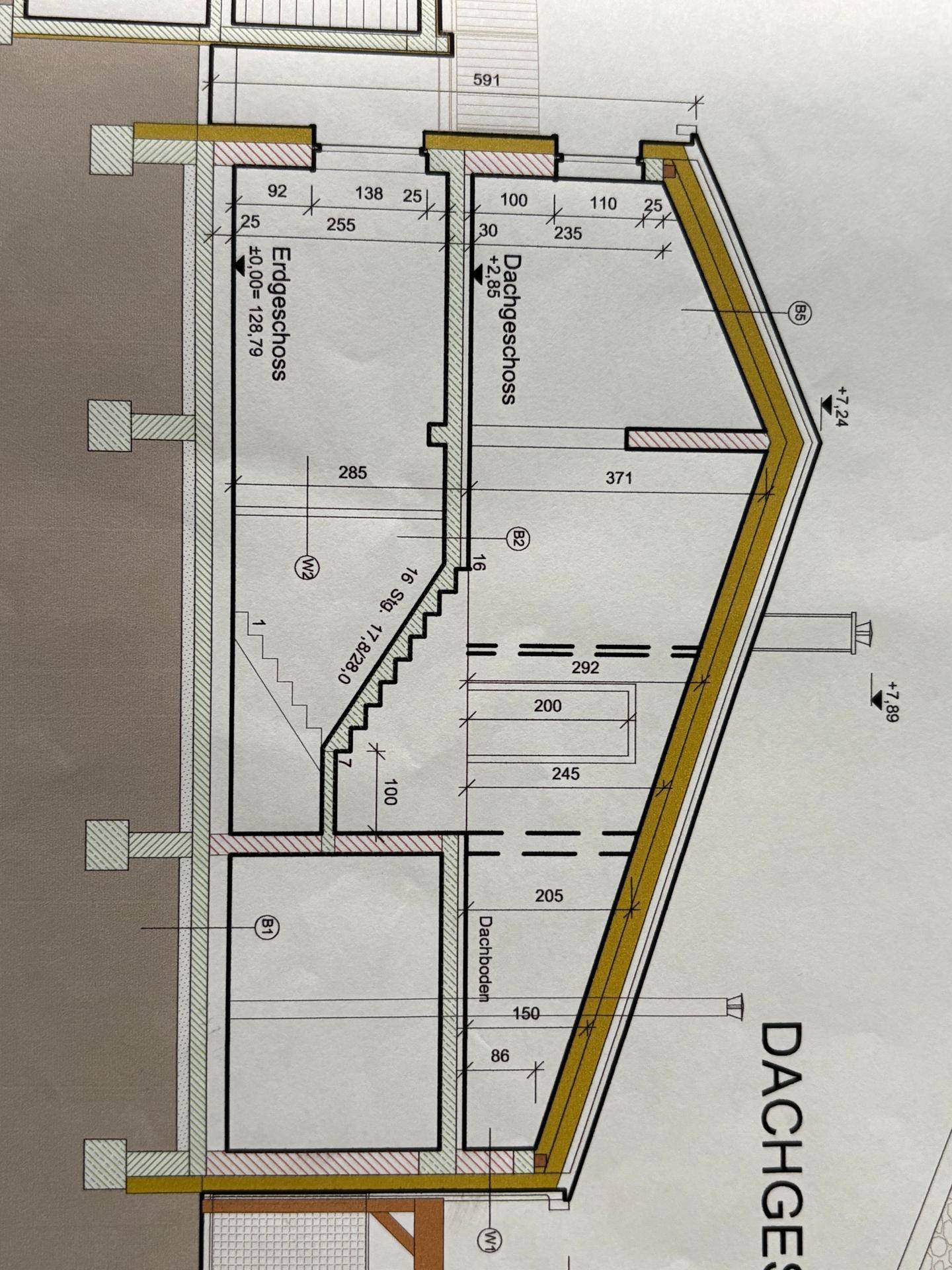 Querschnittszeichnung des Gebäudes, zeigt Erdgeschoss, Dachgeschoss und Dachboden mit Treppenverlauf.