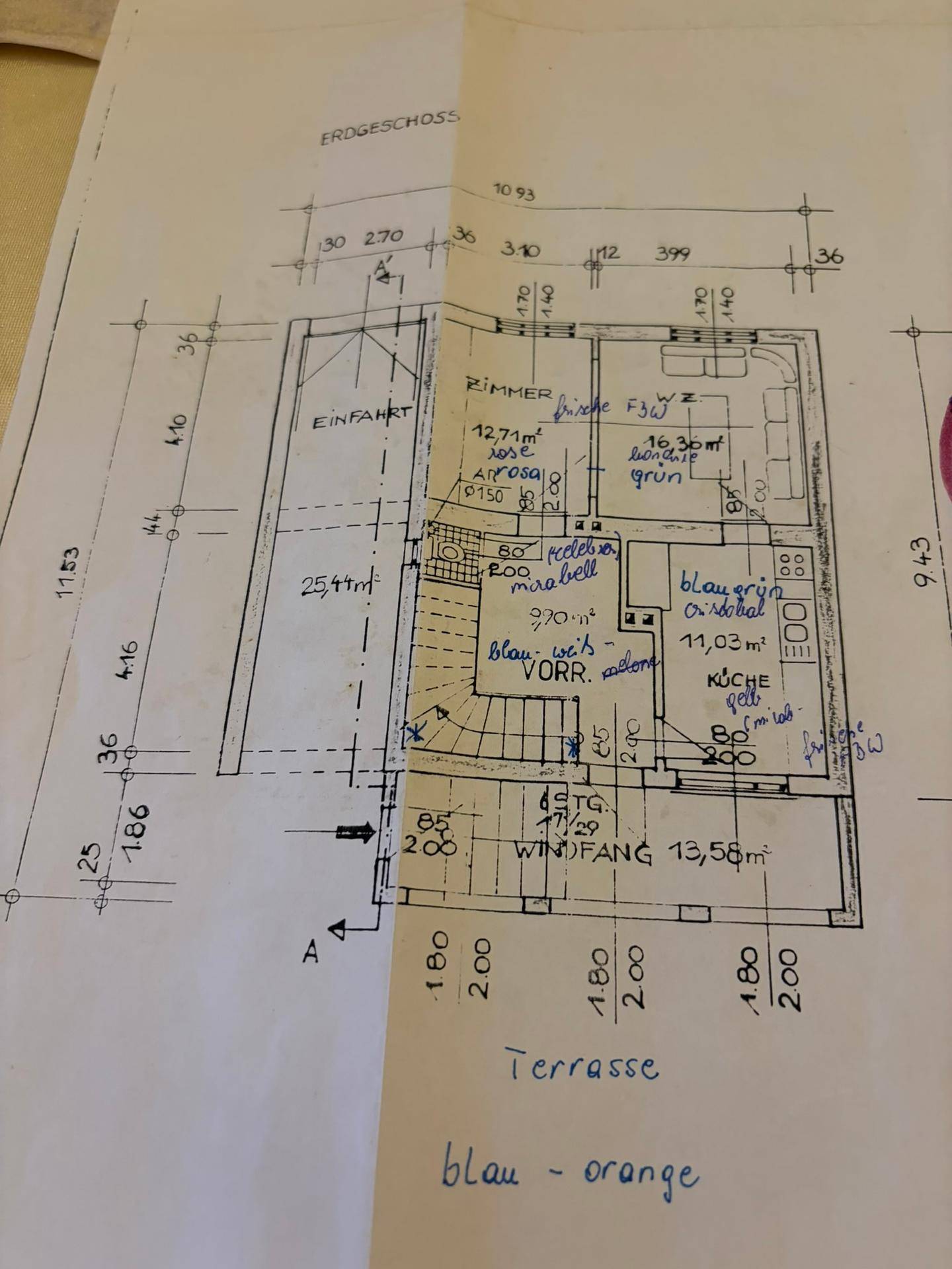 Detaillierter Grundriss des Erdgeschosses mit Zimmern, Treppe und Terrasse.