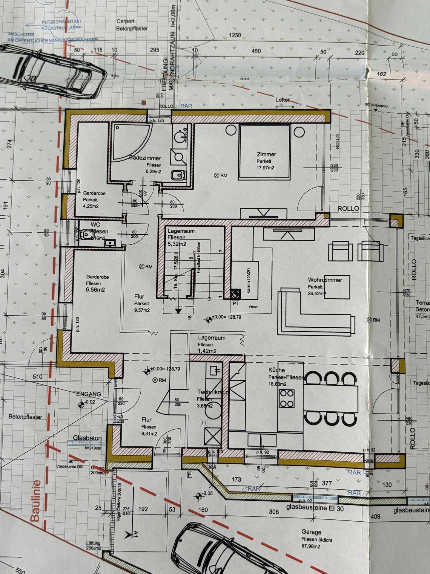 Detaillierter Grundriss des Erdgeschosses mit Wohnzimmer, Küche, Bad, WC und Garage.