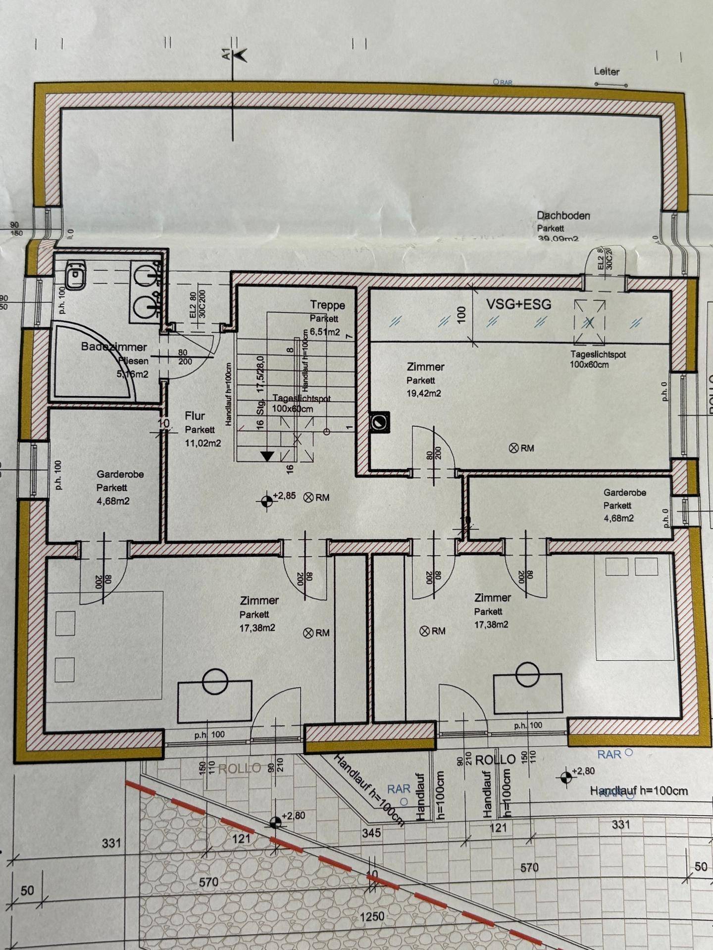 Grundriss des Obergeschosses mit Schlafzimmern, Badezimmer und Flur, inklusive Treppenaufgang.