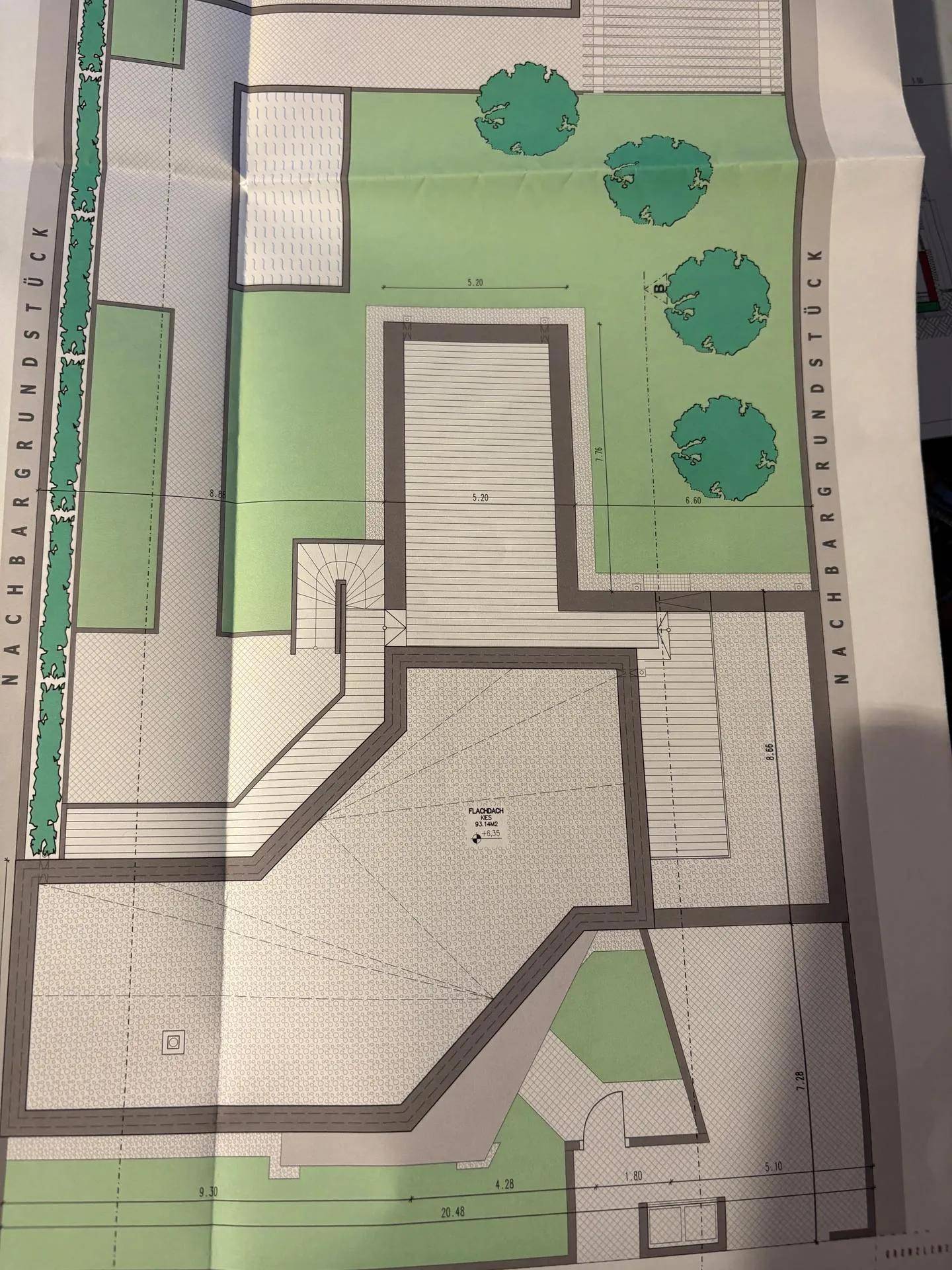 Übersichtlicher Grundriss des Untergeschosses mit Kellerbereichen und Zugang zum Garten.