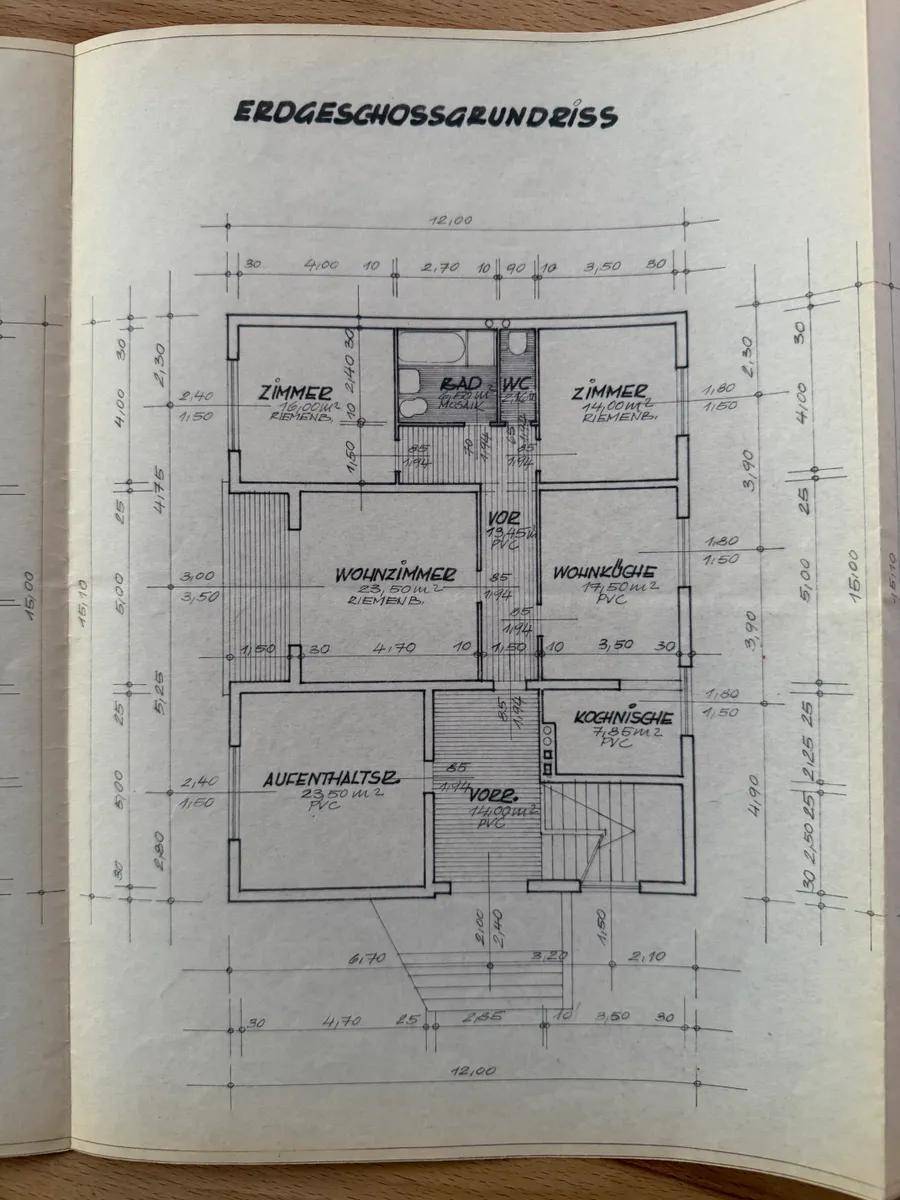 Grundriss des Erdgeschosses mit Wohnzimmer, Wohnküche, Schlafzimmern, Bad und separatem WC.