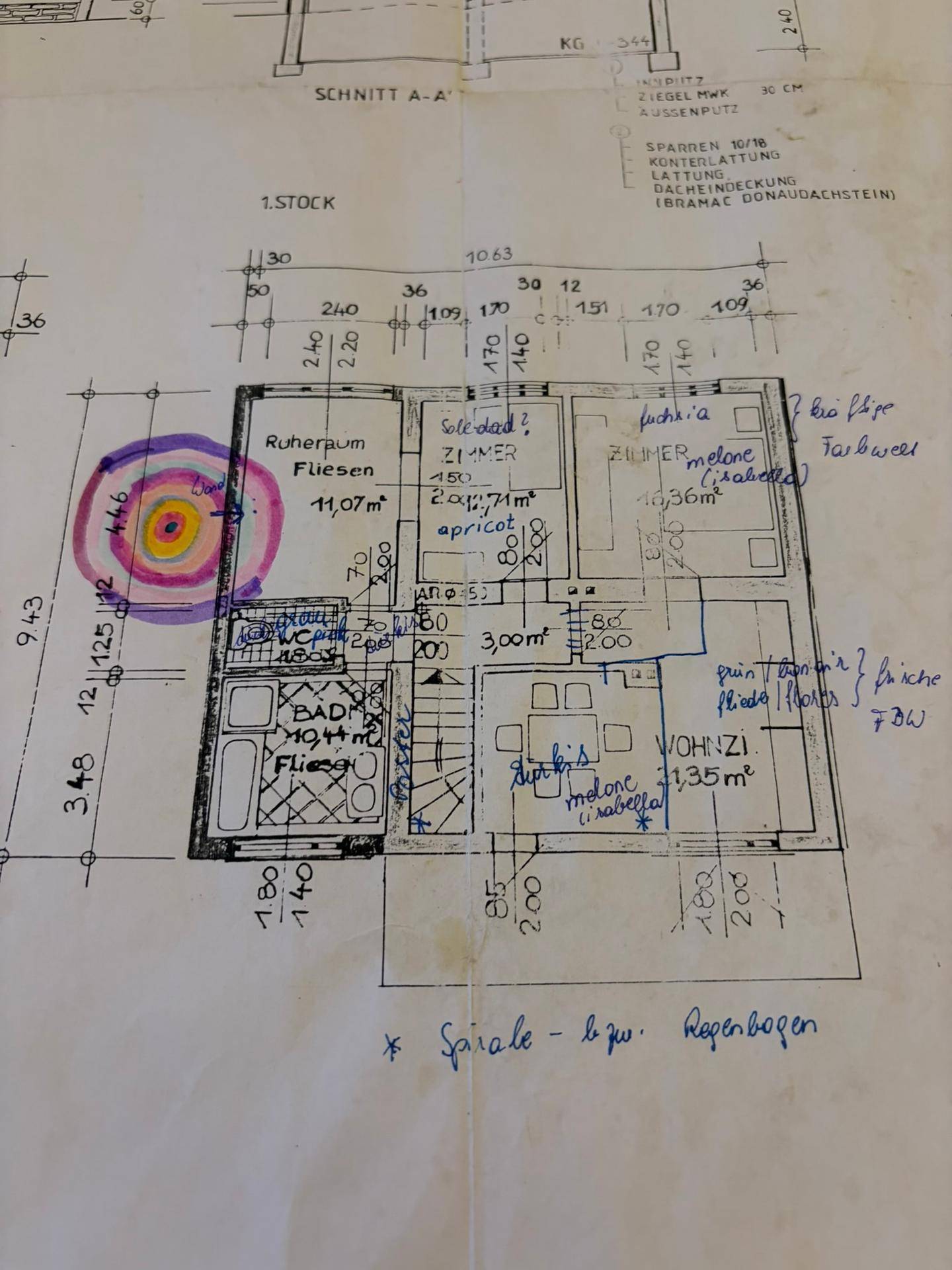 Grundriss des Obergeschosses mit Schlafzimmern, Bad, Wohnzimmer und potenziellen Außenbereichen.