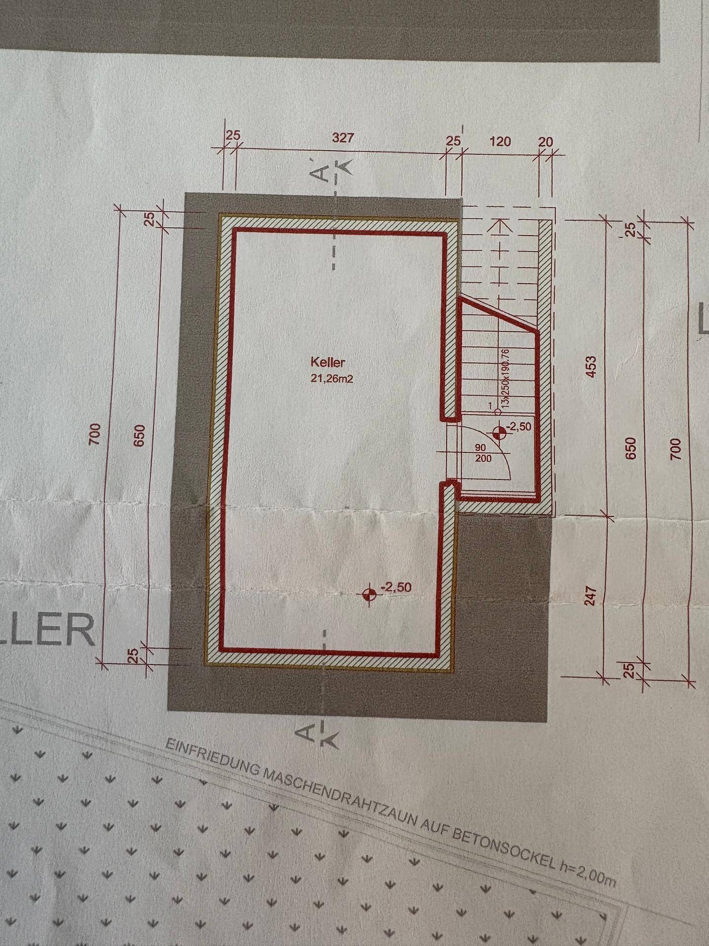 Grundriss des Kellers mit einem großen Lagerraum und Treppenabgang.