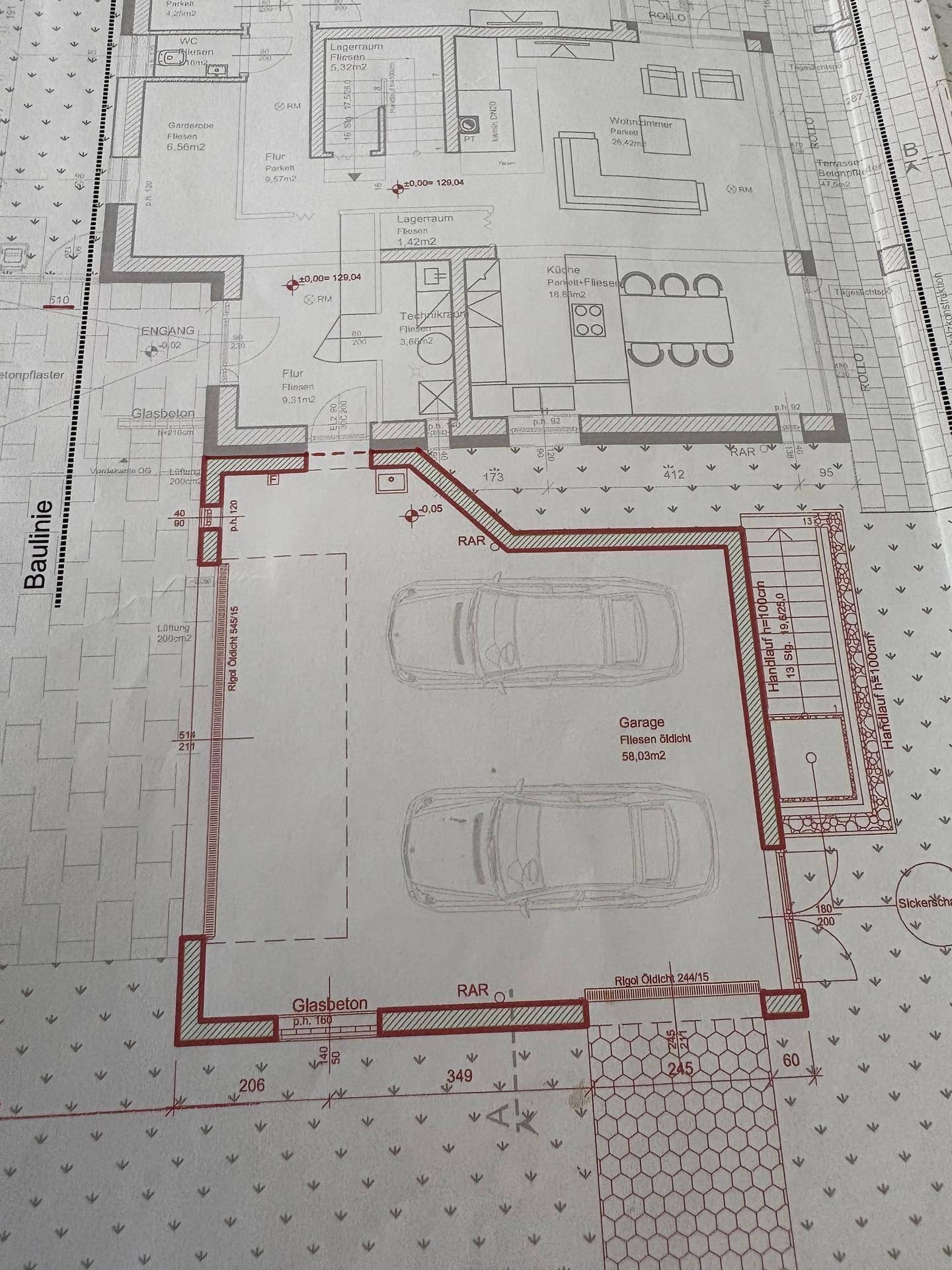 Detailansicht des Erdgeschoss-Grundrisses mit Garage und angrenzendem Wohnbereich.