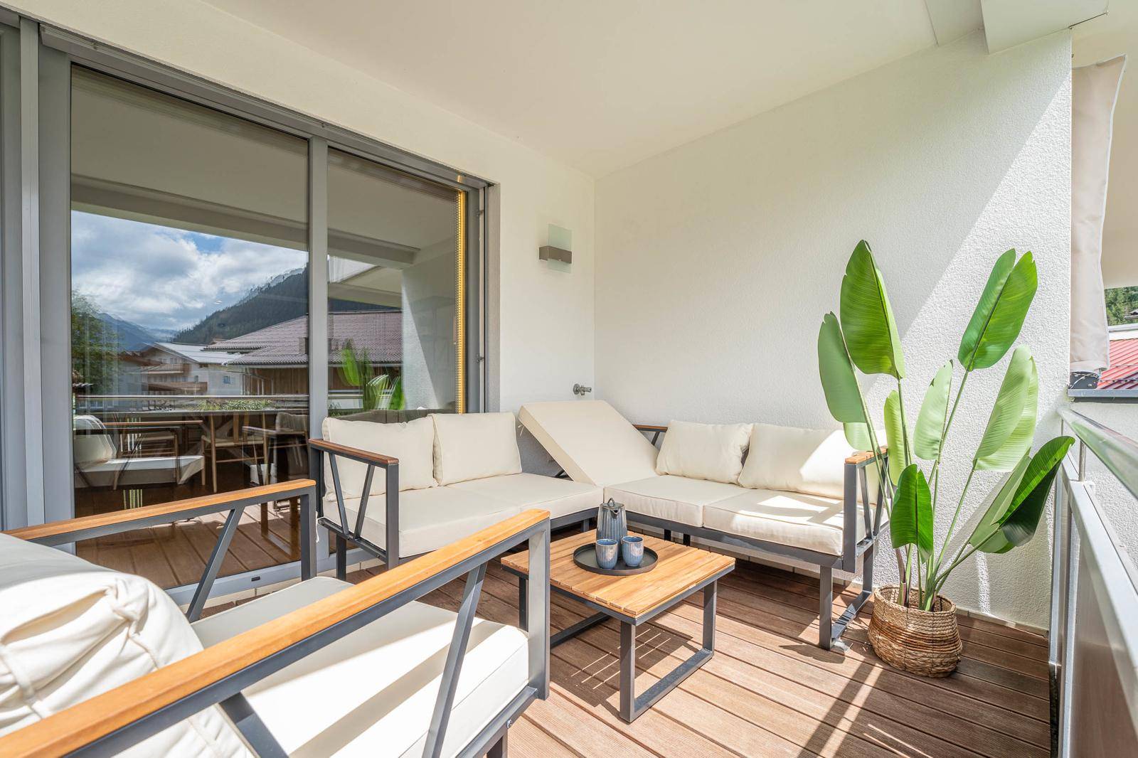 Großer Balkon mit bequemen Lounge-Möbeln und Blick auf die Umgebung.