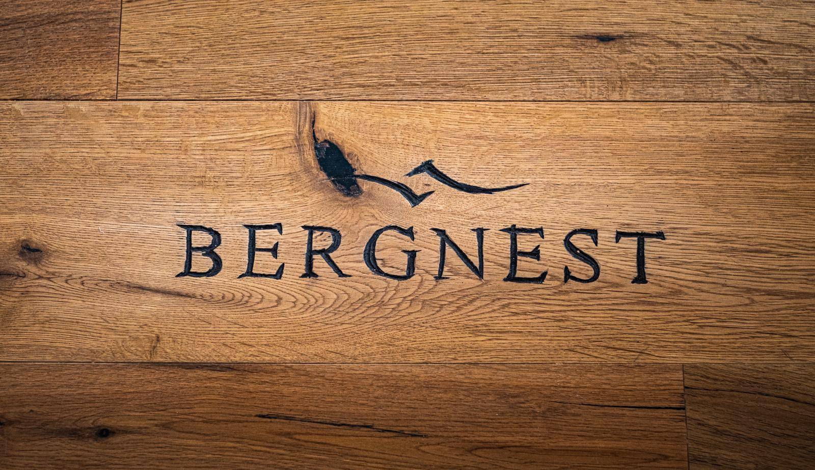 Nahaufnahme eines Holzbodens mit dem eingravierten "BERNEST" Logo.