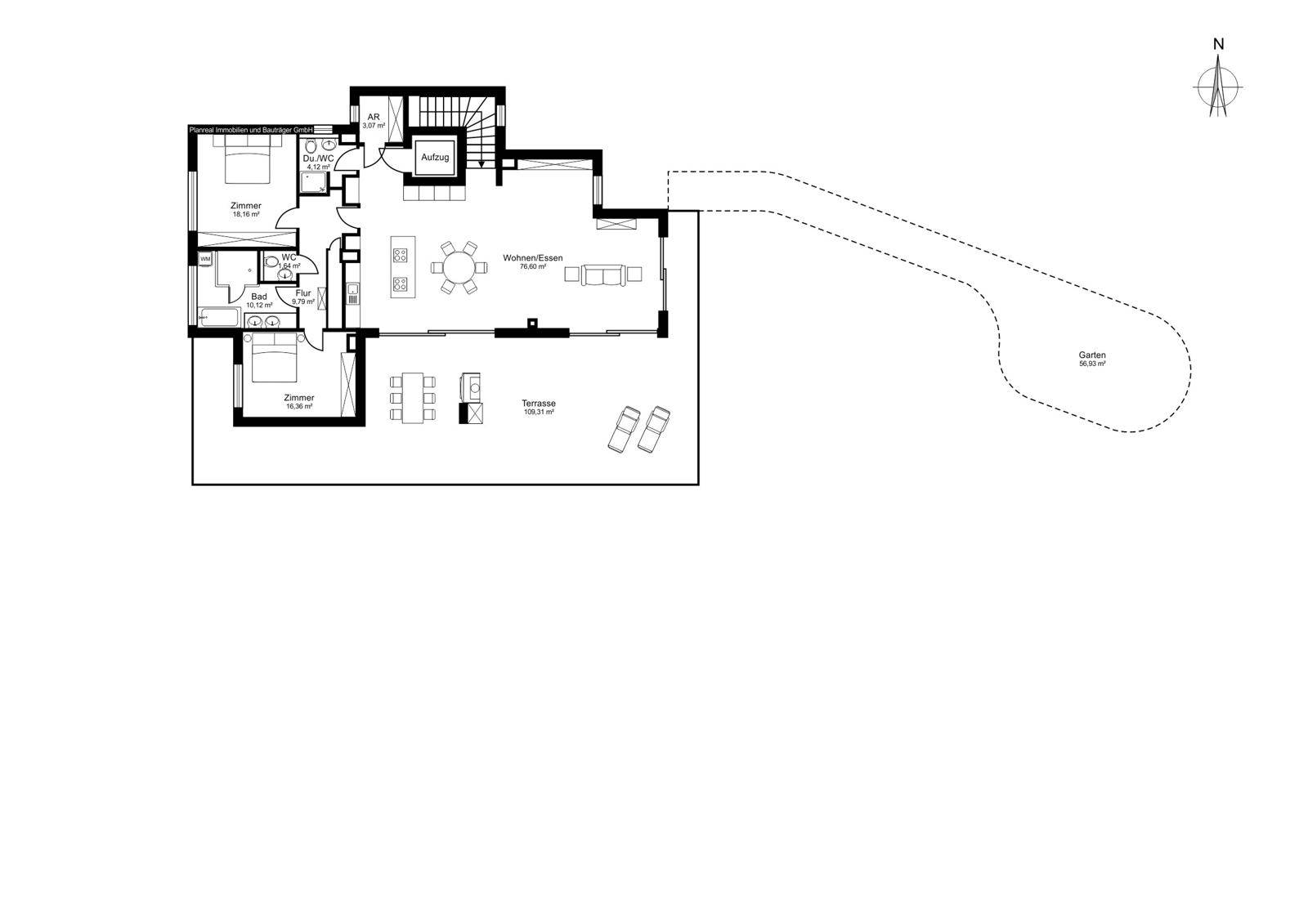 Grundriss des Erdgeschosses mit offenem Wohn-Essbereich, zwei Schlafzimmern, Bädern und großer Terrasse.