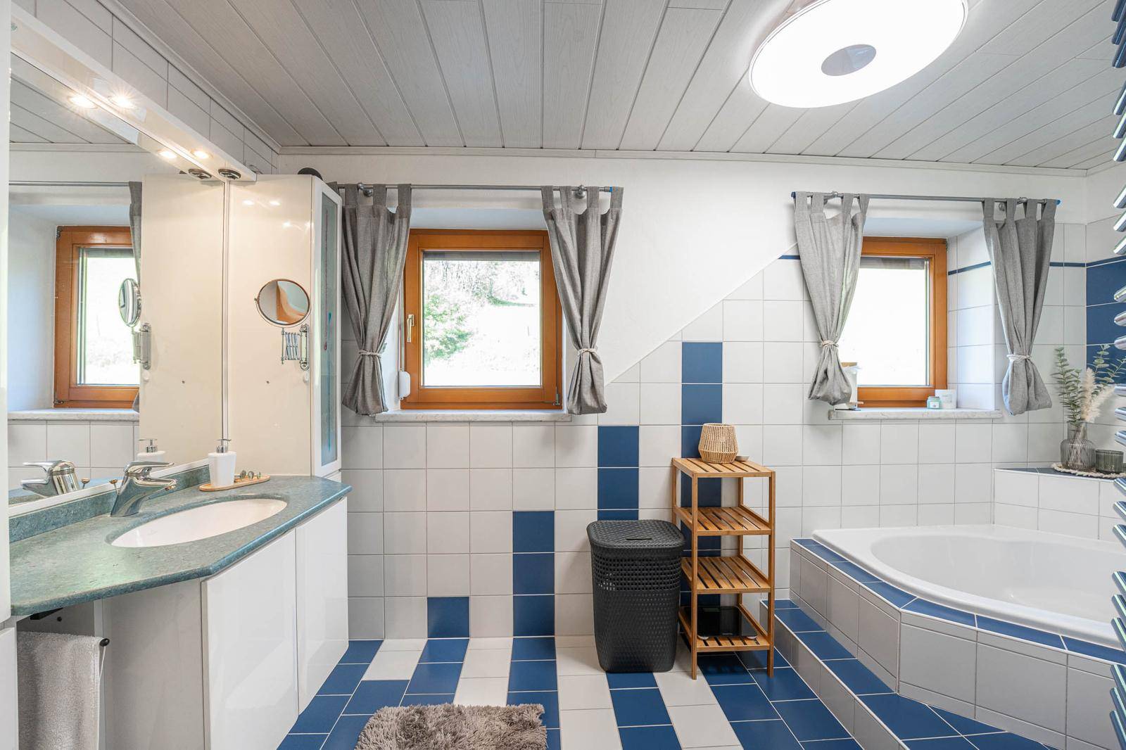 Bad mit Badewanne