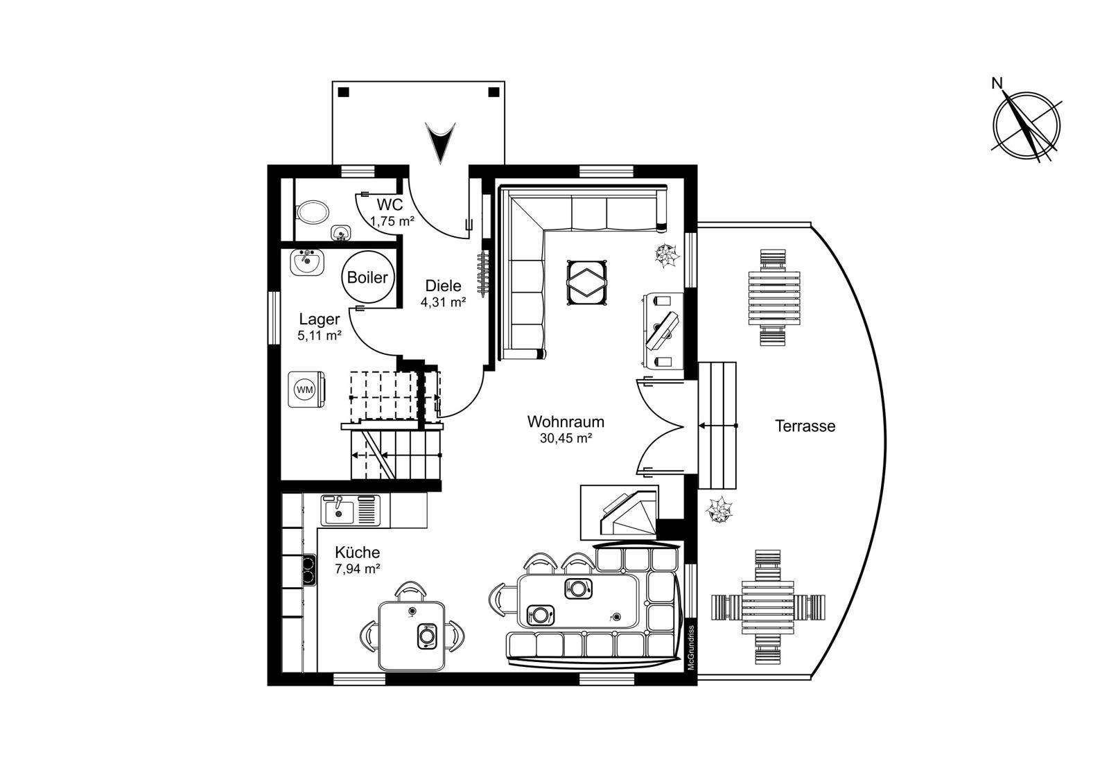 Grundriss des Erdgeschosses mit Wohnraum, Küche, WC, Lager und großer Terrasse.