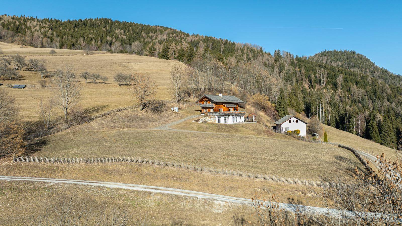 Das Anwesen liegt idyllisch in einer weiten Hügellandschaft mit Wäldern und Wiesen.