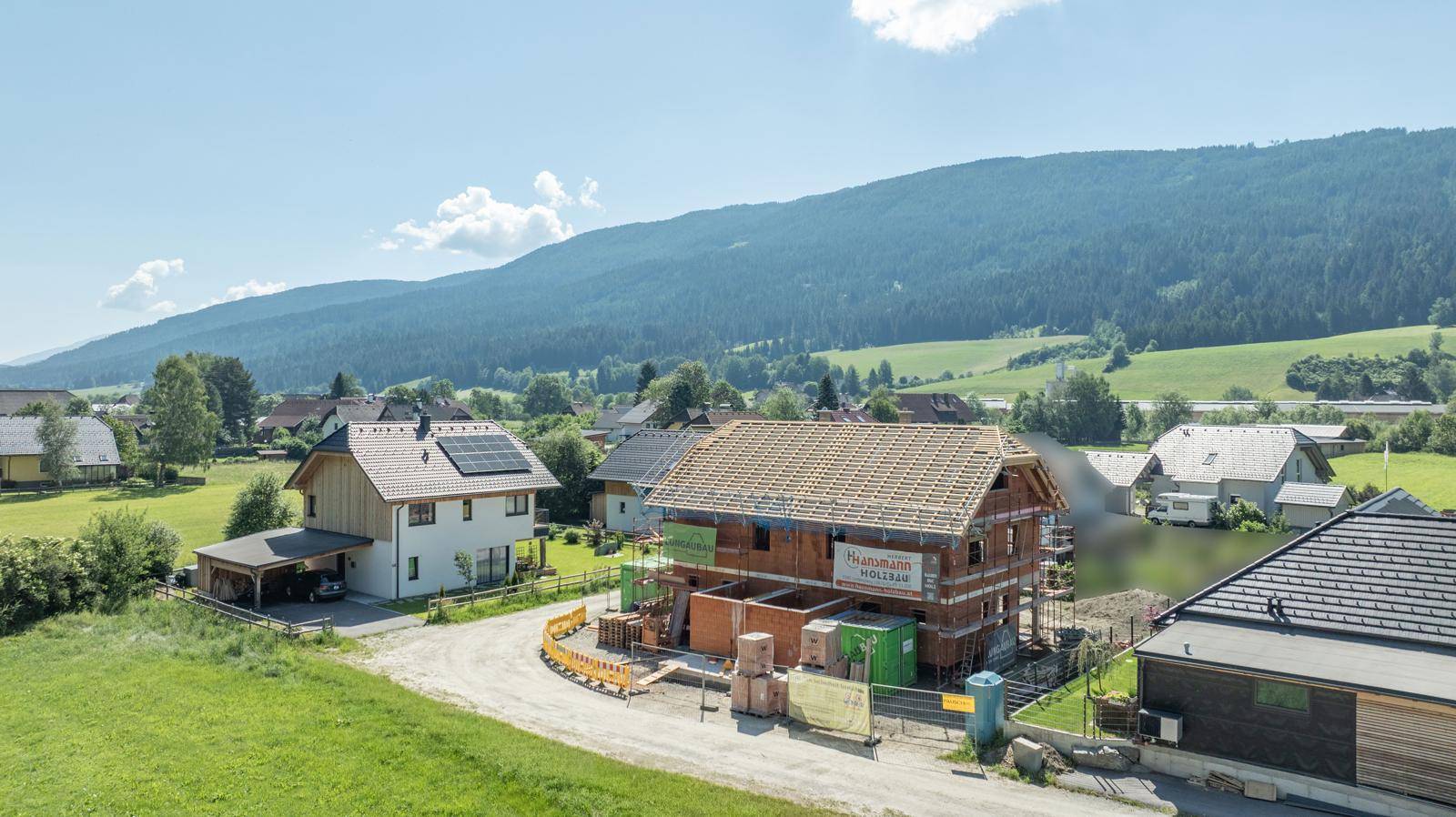 Neubau eines Einfamilienhauses im Rohbau mit Dachstuhl in sonniger, ländlicher Lage.