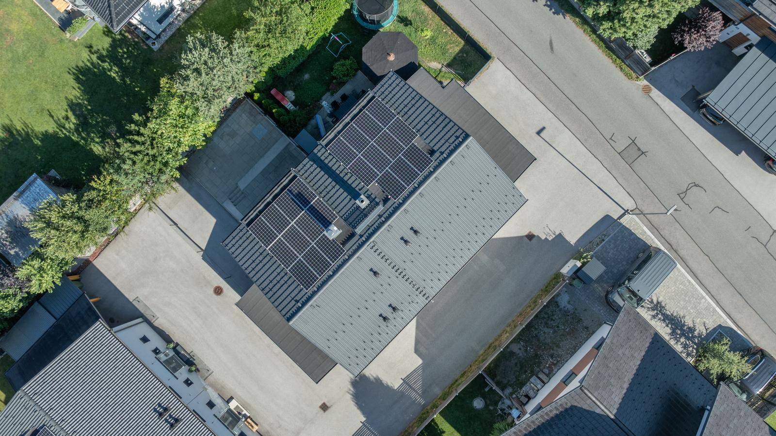 Luftaufnahme des Hauses mit Photovoltaikanlage auf dem Dach.