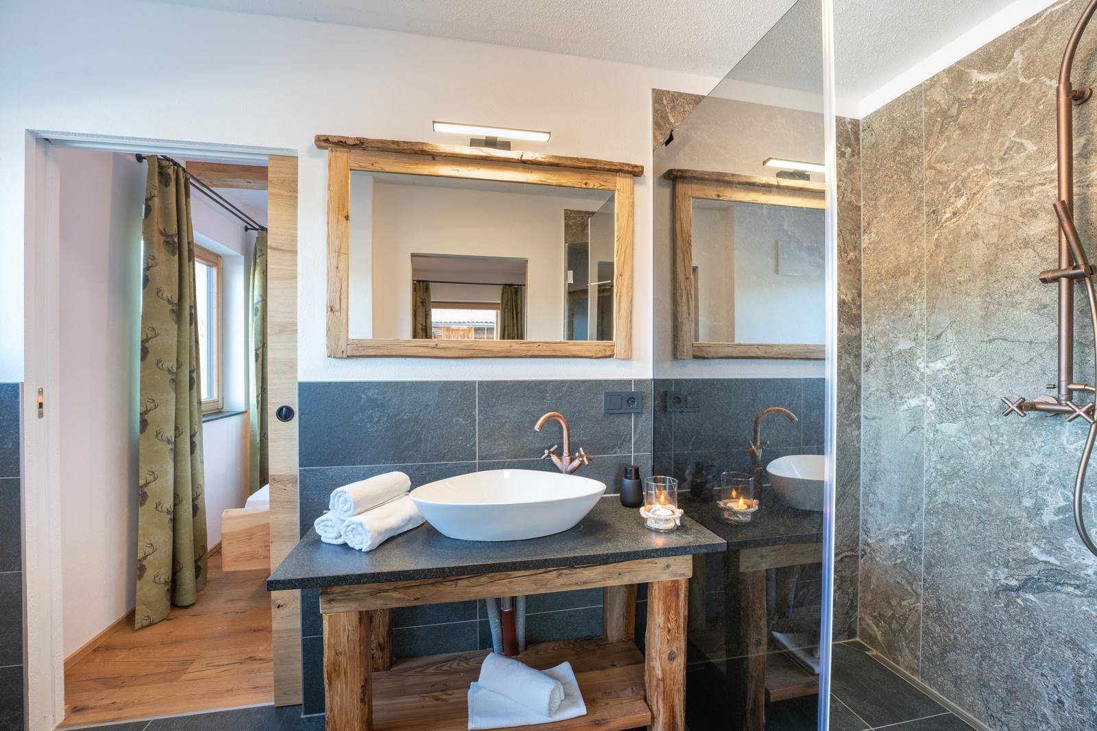 Modernes Badezimmer mit Einzelwaschbecken, Dusche und Spiegel mit Holzrahmen.