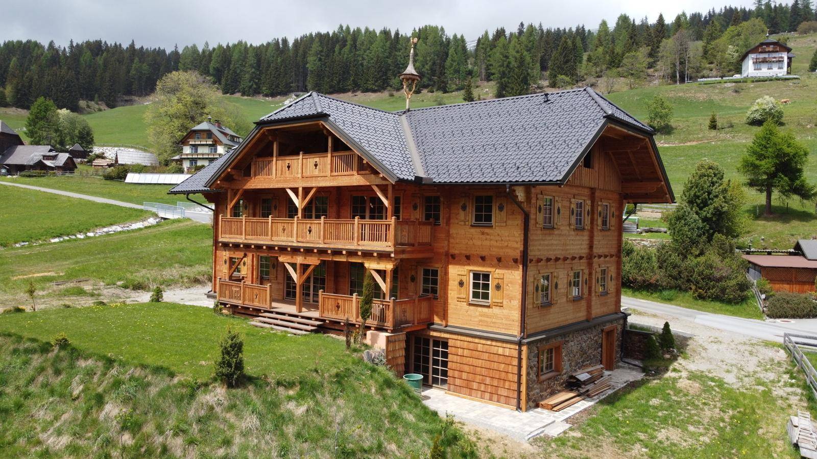 Charmantes Holzchalet mit traditioneller Architektur und umliegender Naturlandschaft.