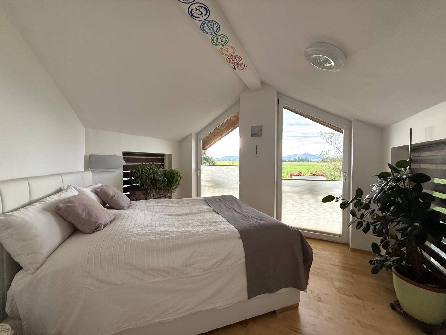 Wohnen mit Aussicht – Exklusive Doppelhaushälfte in Seekirchen mit traumhaftem Garten &amp; Panoramablick – pohled 5