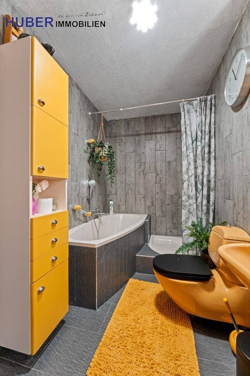 Bad mit Dusche u. Wanne u. Nacht-WC