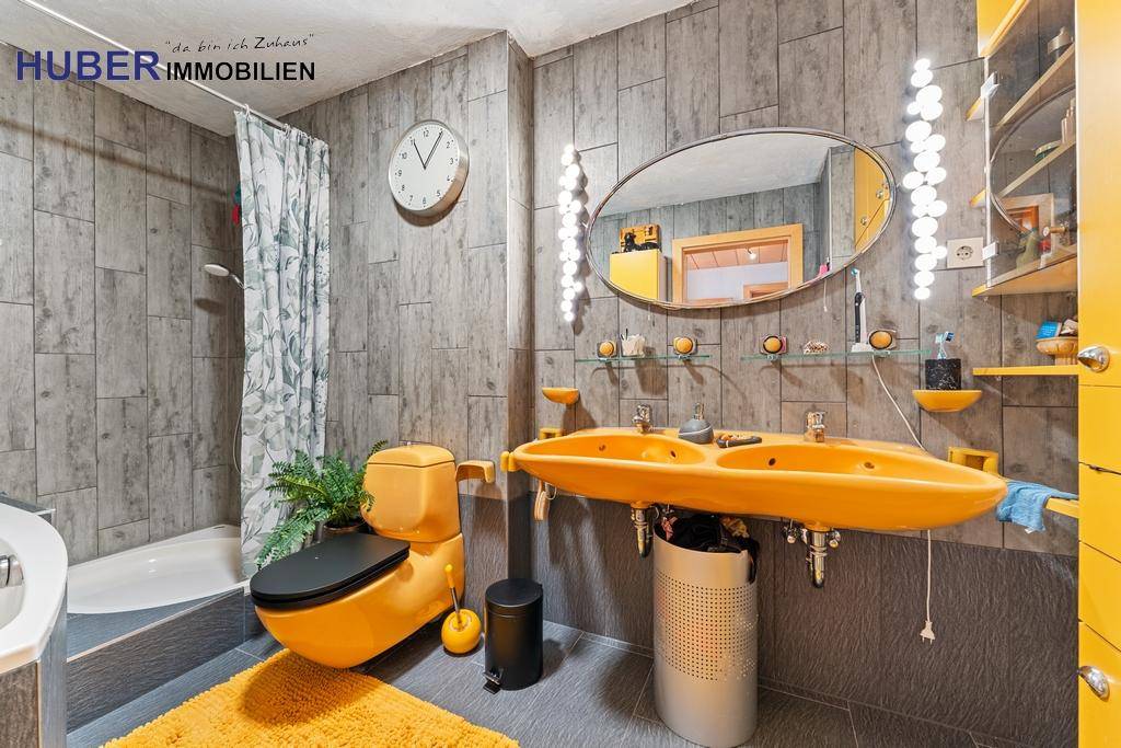 Bad mit Dusche und Wanne