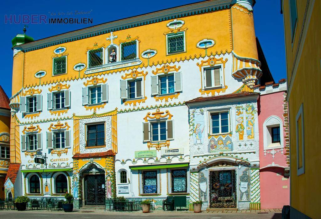Detaillierte Ansicht der reich verzierten Fassade eines historischen Gebäudes mit traditionellen Elementen.