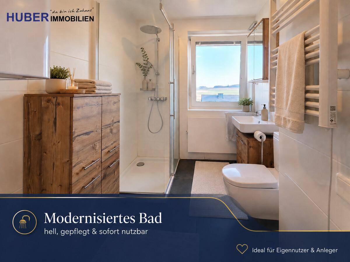 Modernisiertes Badezimmer mit ebenerdiger Dusche, Holzwaschtisch und Fenster für natürliches Licht.