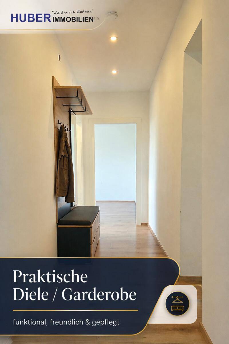Praktische Diele mit Garderobe und Sitzbank, helle Wände und Holzboden schaffen einen freundlichen Empfang.