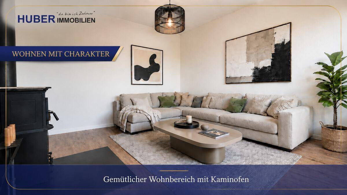 Gemütlicher Wohnbereich mit großem Ecksofa, modernem Kaminofen und stilvoller Dekoration.