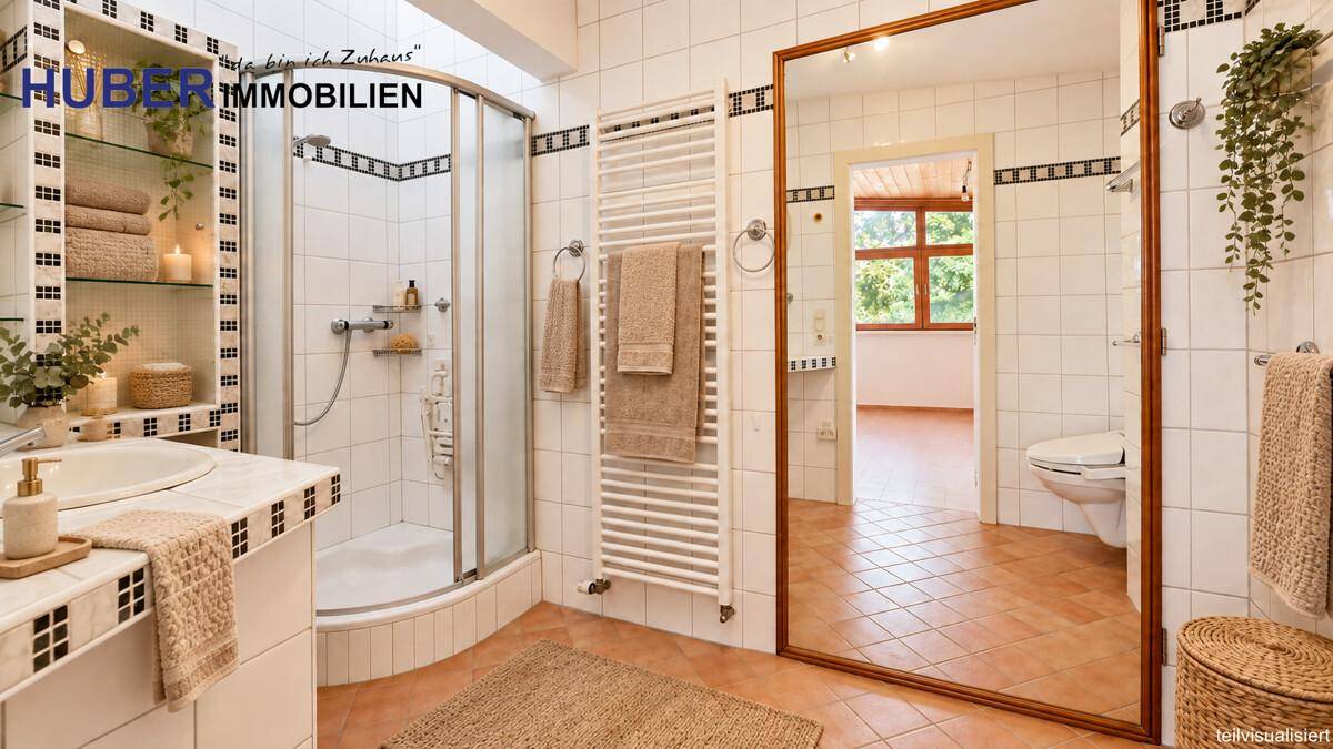 Geräumiges Badezimmer mit Dusche, beheiztem Handtuchhalter, großem Spiegel und WC.