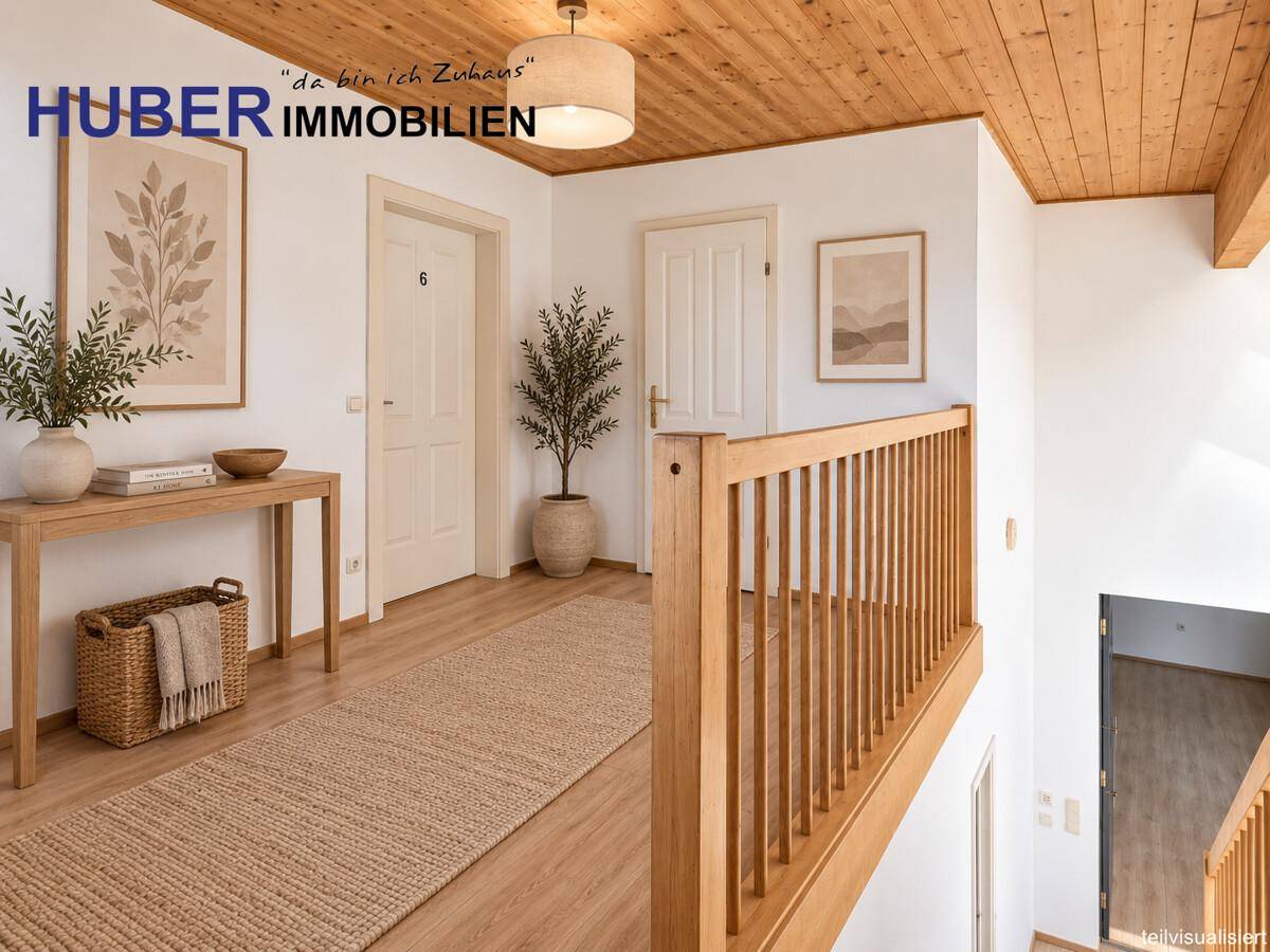 Heller Flurbereich im Obergeschoss mit Holzgeländer, Laminatboden und modernem Teppichläufer.