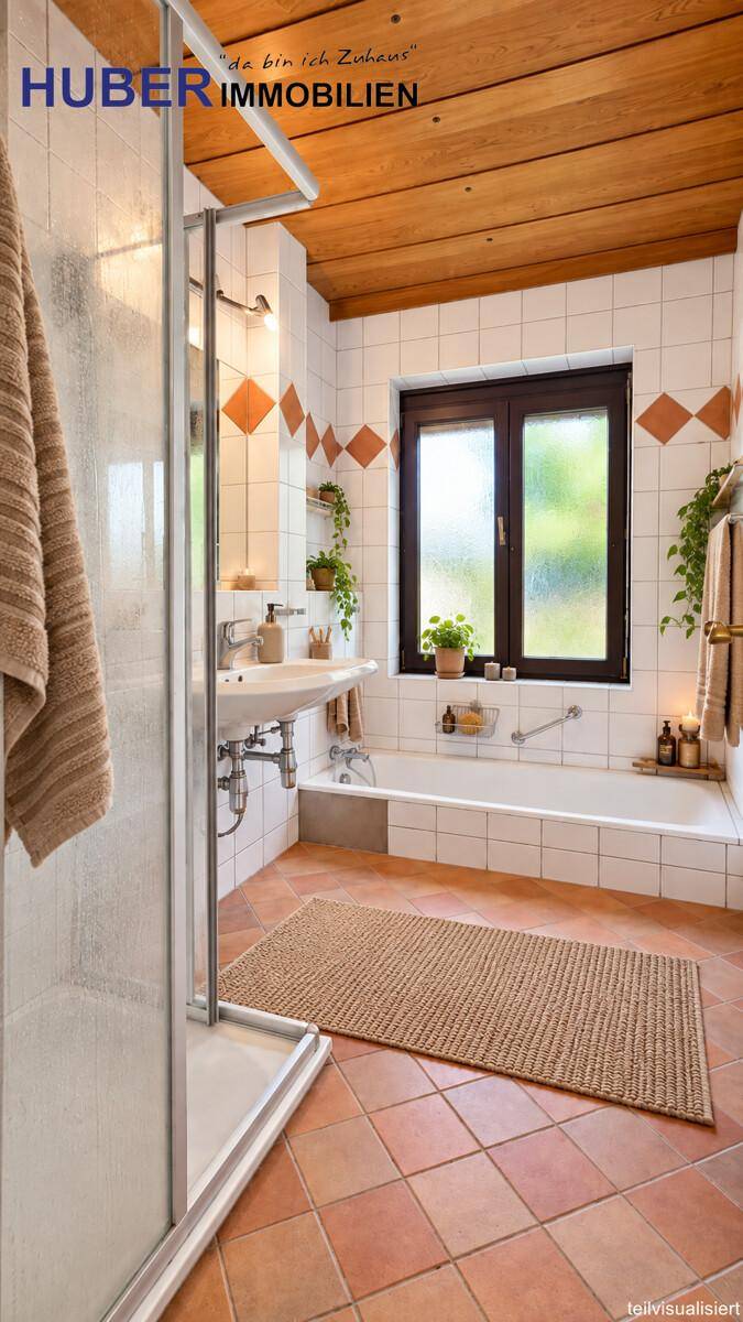Badezimmer mit Badewanne, Dusche, Fenster und Holzdecke im traditionellen Stil.
