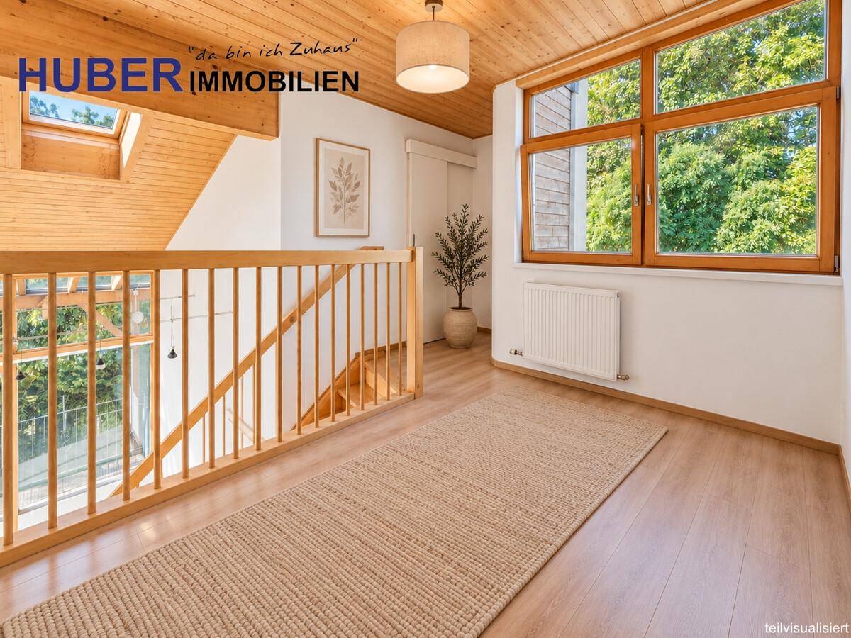 Heller Flur mit großen Fenstern, Holzdecke, Laminatboden und Blick ins Grüne.