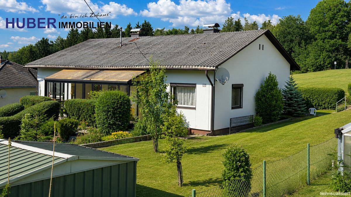 Freistehendes Einfamilienhaus mit Wintergarten und großem Gartenbereich unter blauem Himmel.
