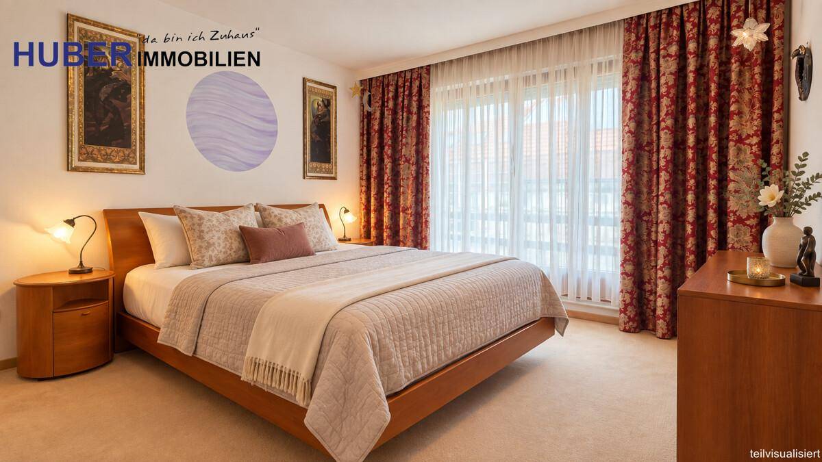Gemütliches Schlafzimmer mit großem Bett, Nachttischen und Vorhängen am Fenster.