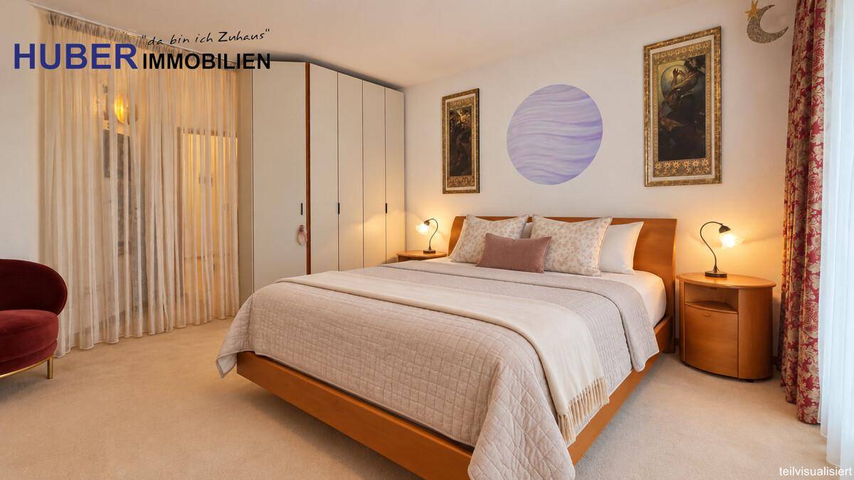 Helles Schlafzimmer mit großem Bett, Einbauschränken und Fenster für Tageslicht.
